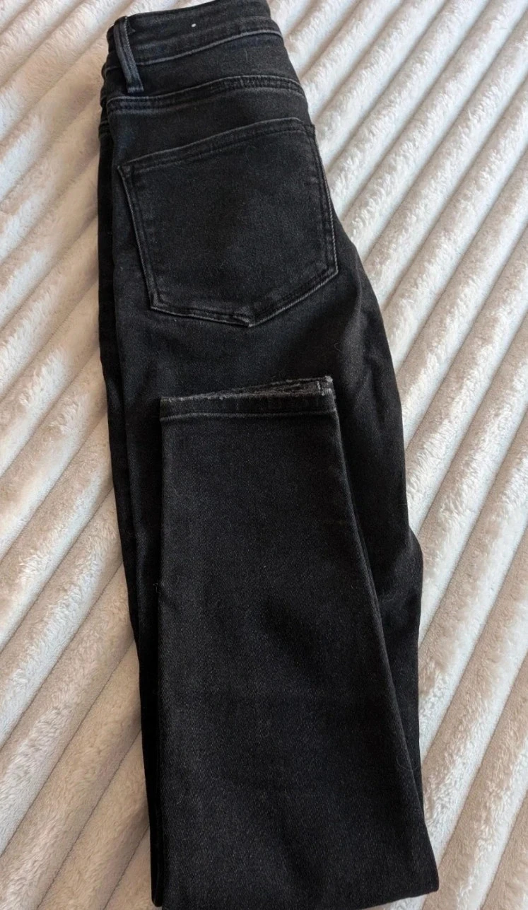 Magnífico Jean skinny cintura alta negro Stradivarius roto en la rodilla – photo 9